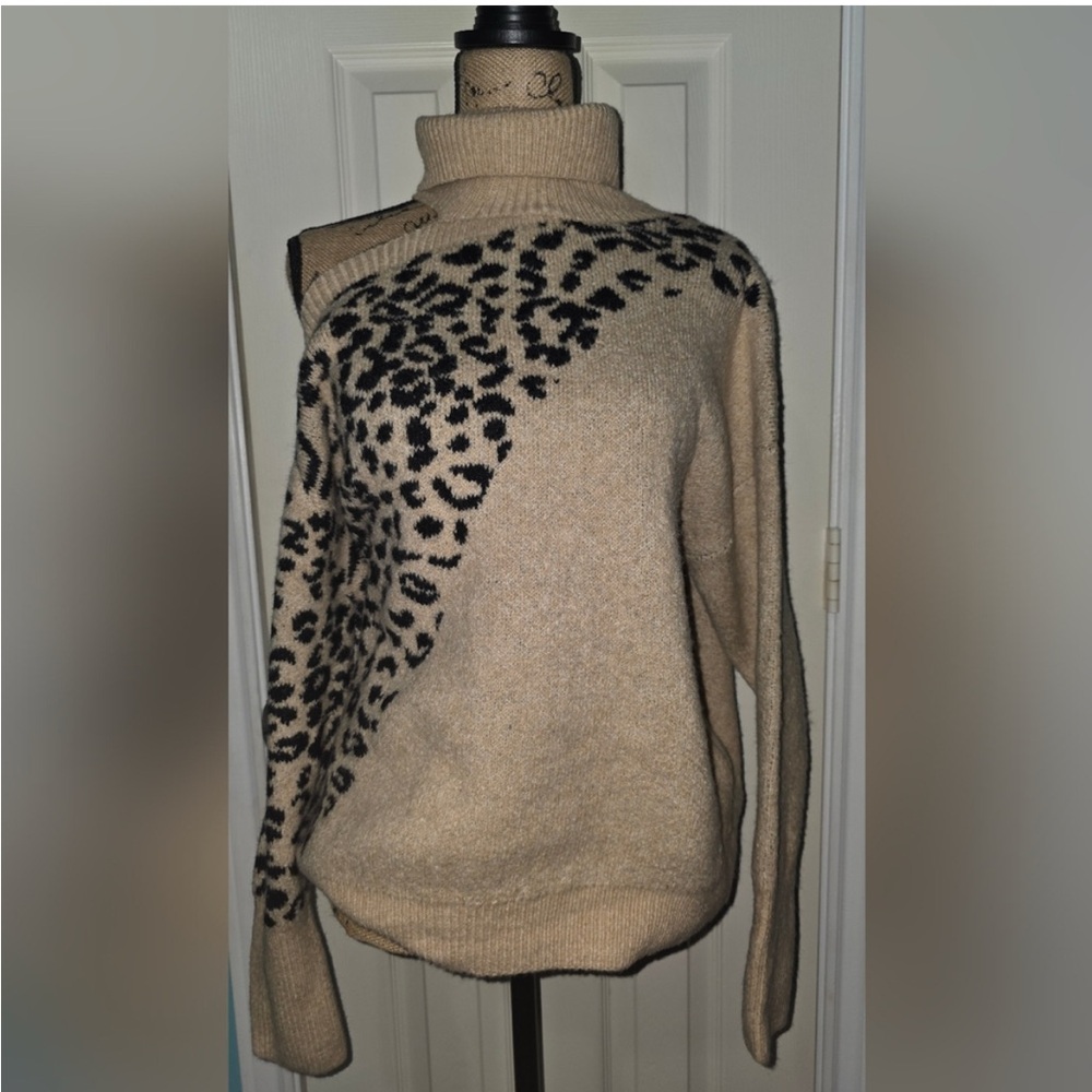 Reposhing Elegant Beige Leopard Print Turtleneck Sweater